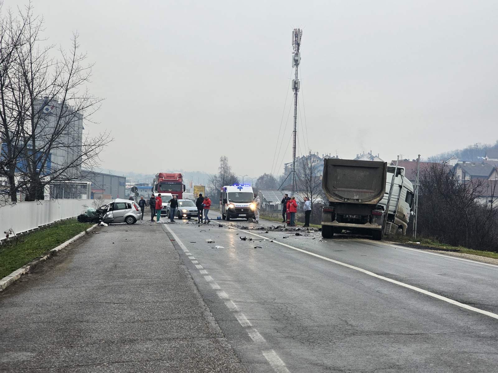 „Prizor je bio stravičan“: Težak udes automobila i kamiona na obilaznici kod Gornjeg Milanovca, sumnja se da ima poginulih (FOTO)