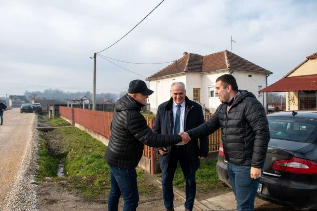 Kakav poklon na kraju godine za meštane Kukića: U selu kod Čačka asfaltiran putni pravac, mašine se ne gase ovog decembra 