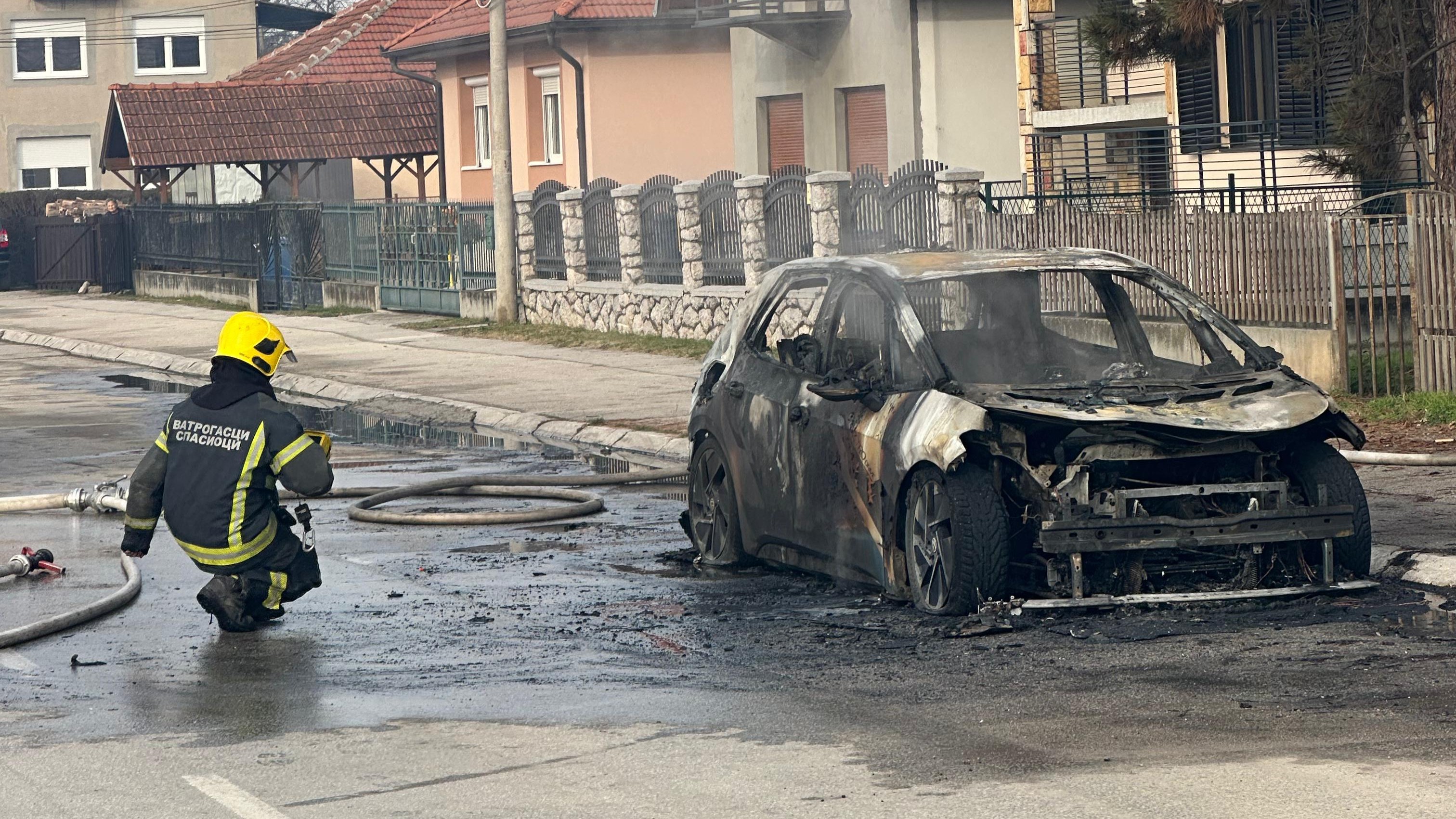 "Čuli smo jaku eksploziju, ceo automobil je goreo“: Drama u Čačku, vozilo potpuno izgorelo u Omladinskoj ulici (FOTO)