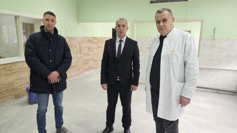 Značajne promene na bolje u prijepoljskoj bolnici: Uređuju se odeljenja neurologije i dijalize, a stiglo i novo vozilo (FOTO)