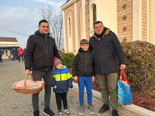 Dan koji okuplja Srbiju, prelepe slike ispred crkve za Svetog Nikolu: Braća Miletić iz Čačka sa sinovima došli da prekade slavski kolač - tradicija se čuva i poštuje (FOTO)