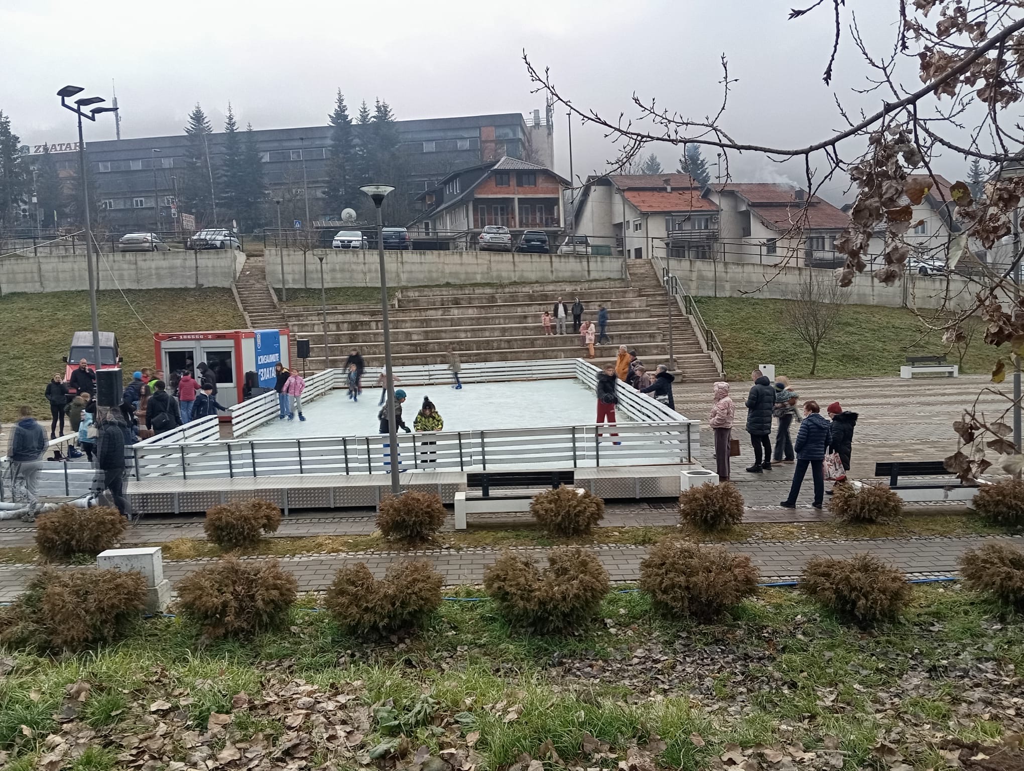 Ovo je prelepo, do sada smo to gledali samo na televiziji ili u većim gradovima: Po prvi put Nova Varoš dobila klizalište - deca oduševljena, plaćaju se samo klizaljke 200 dinara po satu (FOTO)