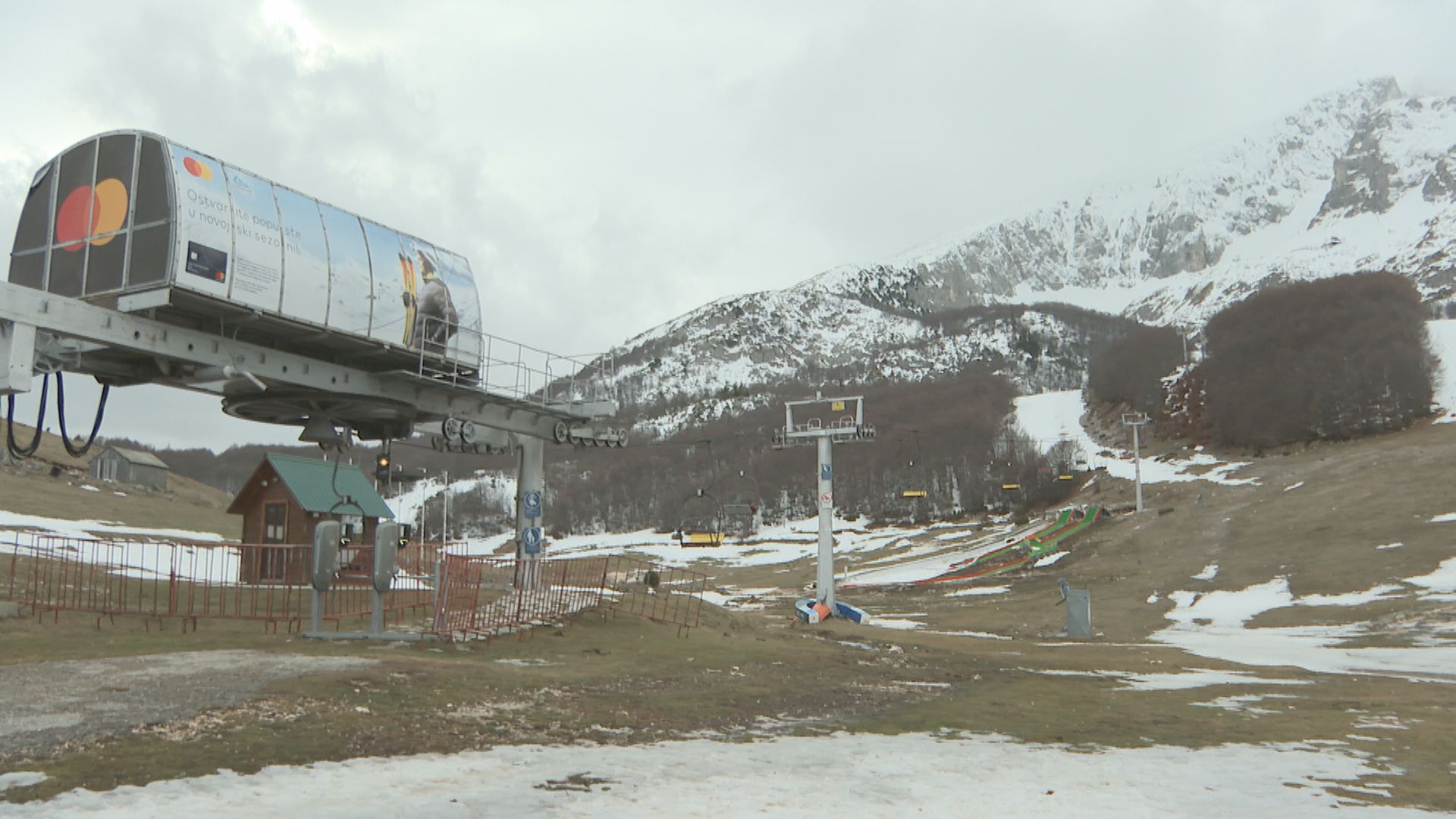 Teška nesreća na Žabljaku: Jedna osoba poginula a druga povređena nakon što su ispale iz korpe ski-lifta