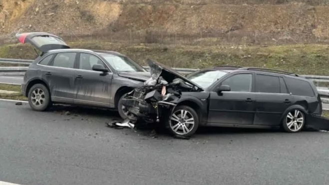 Tri osobe povredjene u saobraćajnoj nezgodi na auto putu Miloš Veliki u smeru ka Čačku: Dva slupana vozila u preticajnoj traci (FOTO)