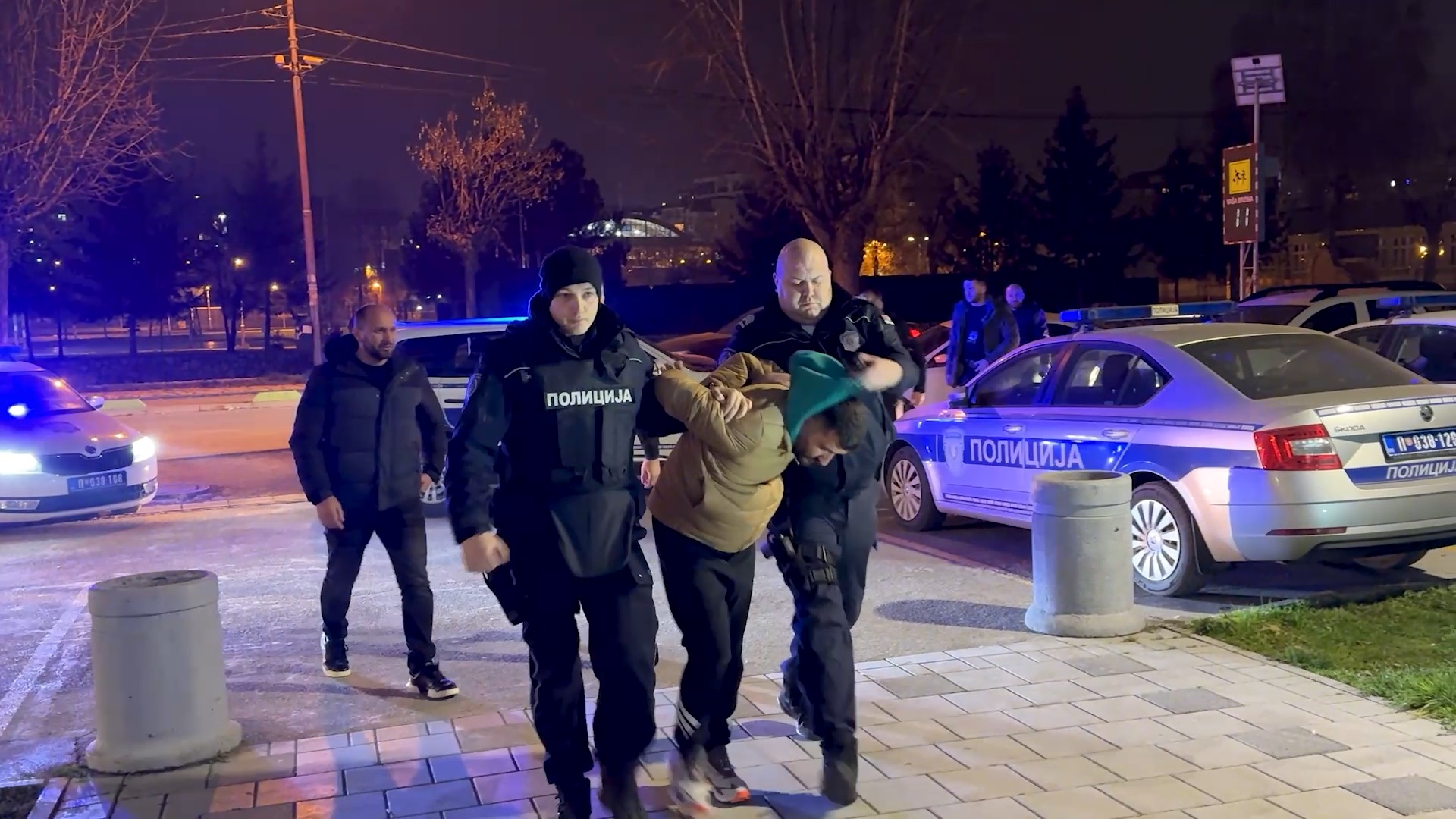 Pokušao da ukrade zlato vredno nekoliko hiljada evra pa zaradio lisice na ruke: Uhapšen razbojnik iz Novog Pazara koji je sa pištoljem upao u zlataru (VIDEO)