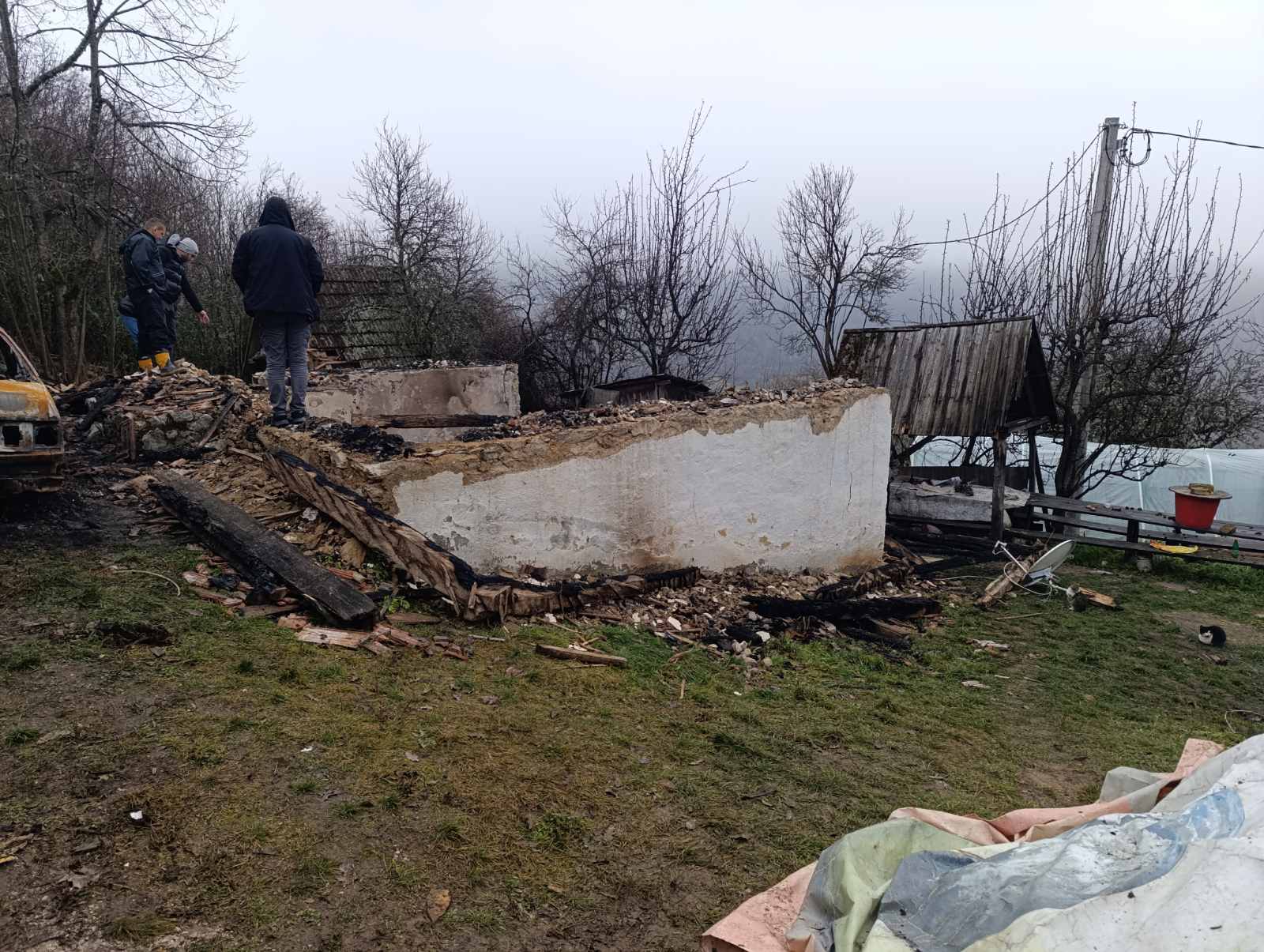 „Za deset minuta nestao je ceo život, ni kašika nije ostala“: Milojku iz sela kod Priboja usred noći izgorela kuća do temelja (FOTO)