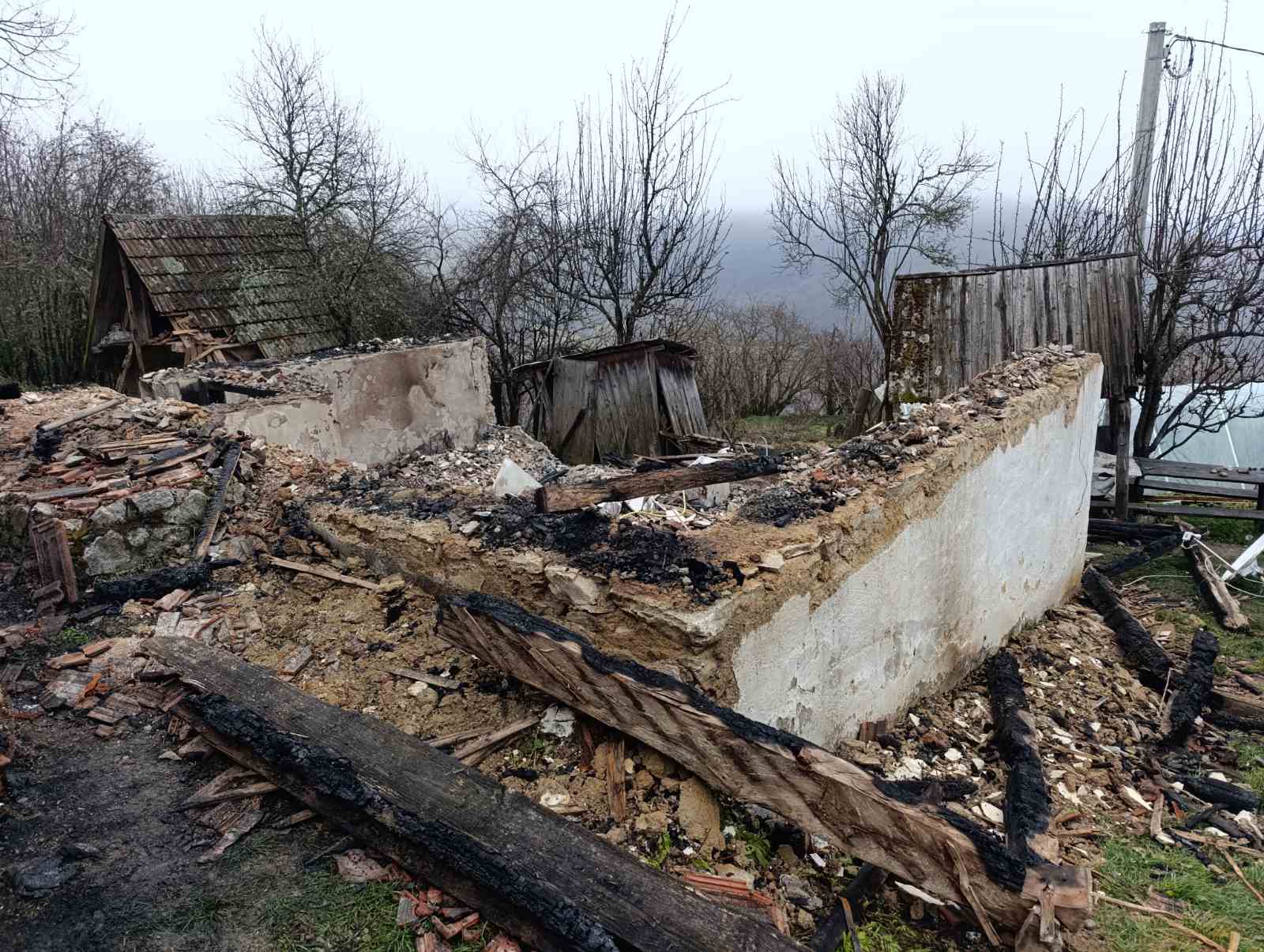 „Za deset minuta nestao je ceo život“: Milojku u sred noći izgorela čitava kuća do temelja kod Priboja/ Foto: RINA