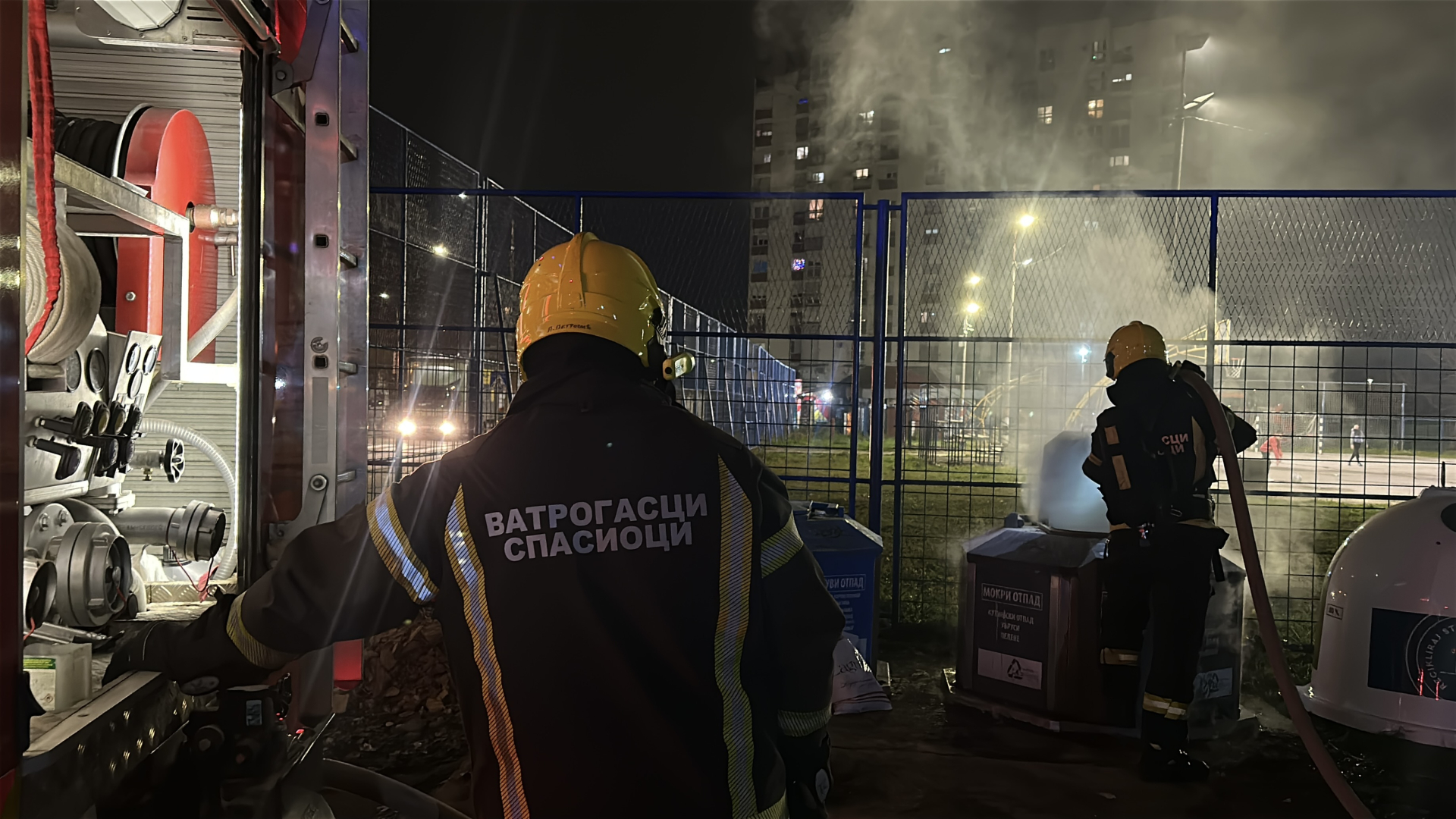 Drama na čačanskom keju: Vandali zapalili kontejner, stanari potrčali da gase plamen (FOTO)(VIDEO)