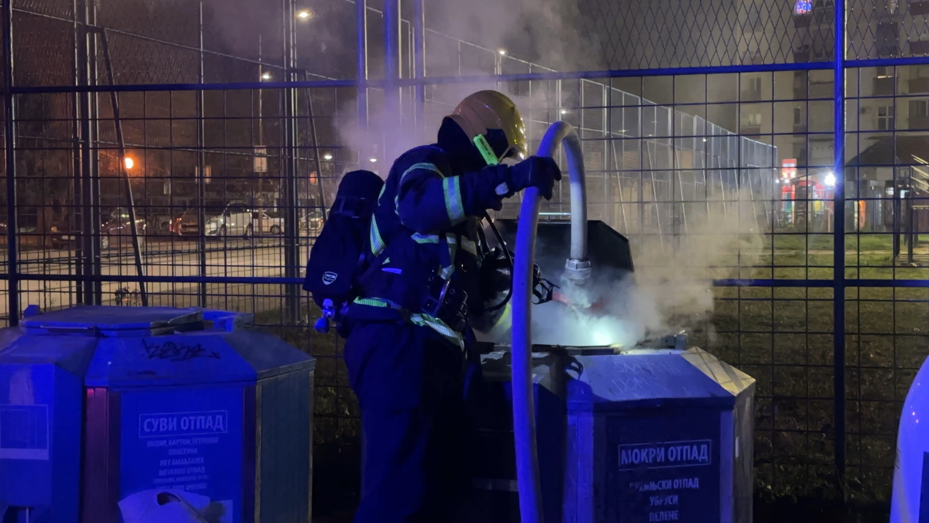 Drama na čačanskom keju: Vandali zapalili kontejner, stanari potrčali da gase plamen/ Foto: RINA