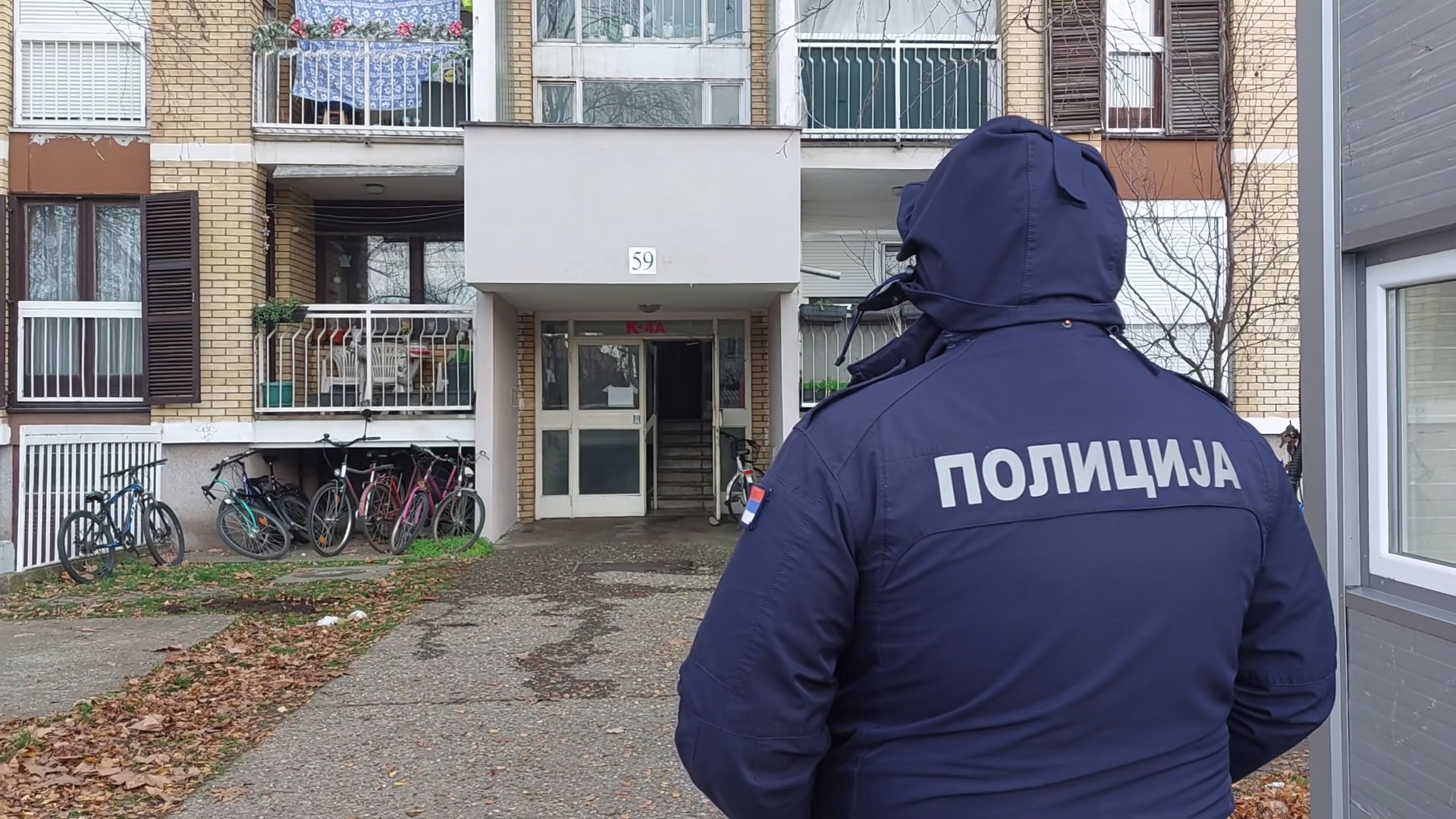 Bili su ugledna porodica, otac doktor a sin skoro izabran za direktora: Komšije i građani šokirani nakon stravičnog zločina, ovo su slike sa lica mesta (FOTO)