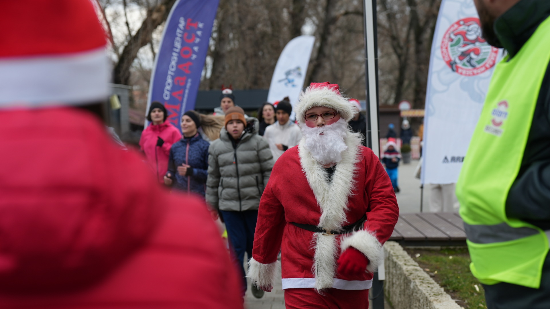 Oko 200 Deda Mrazova malih i velikih trčalo je danas za Relju/ Foto: RINA