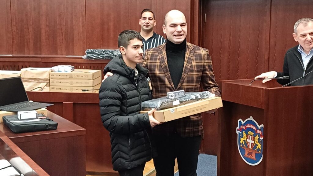 Bravo za grad Čačak: Deset najboljih romskih đaka dobilo kao poklon laptopove - trud i rad nisu ostali neprimećeni (FOTO)