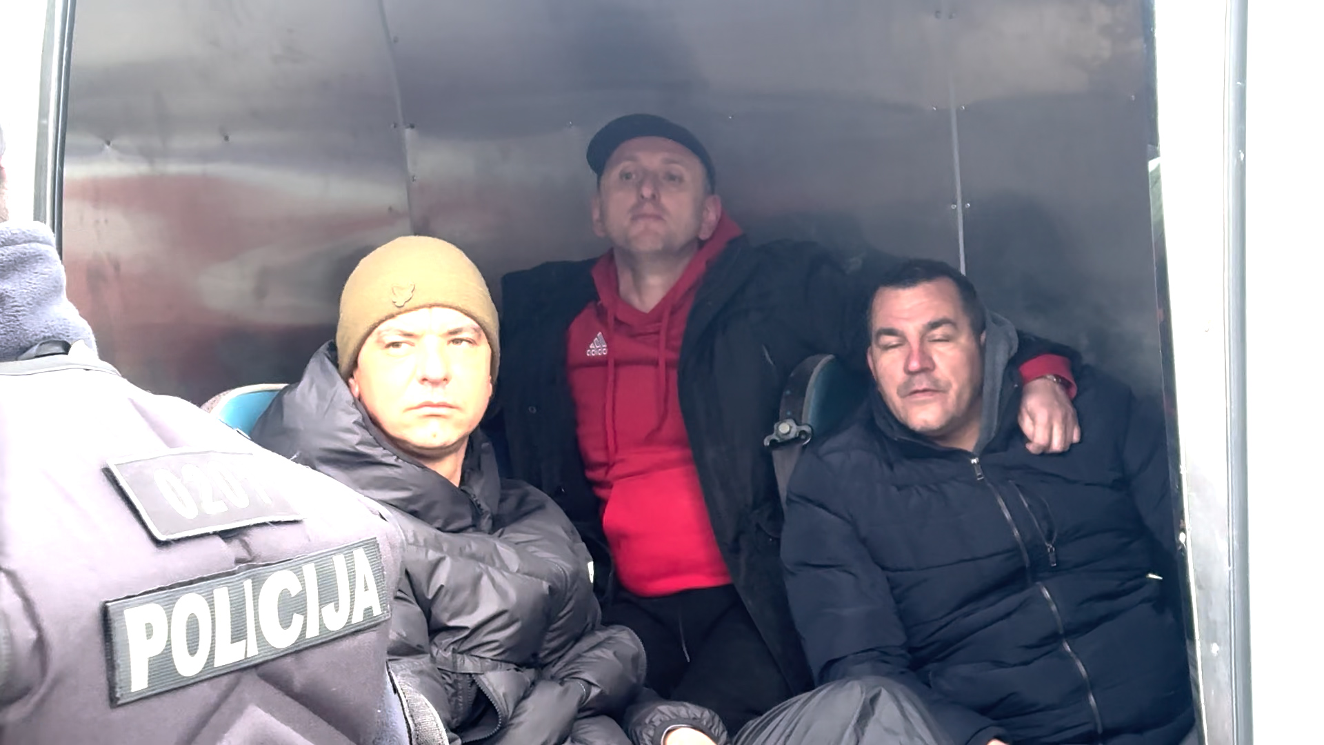 Policija krenula na decu i stare, osećamo da su nas izdali: Ovo su tužne slike iz Botuna koje obilaze region, meštani pokušali telima da odbrane teritoriju ali nisu uspeli (FOTO)