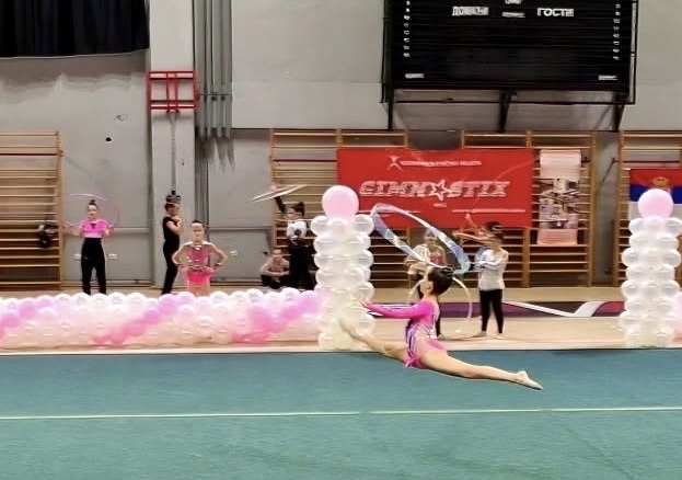 Udarila devojčicu nogom u nos, pa joj rekla "sledeći put pazi malo": Incident na treningu ritmičke gimnastike u Kruševcu - majka došla po ćerku a zatekla je sa otečenom glavom