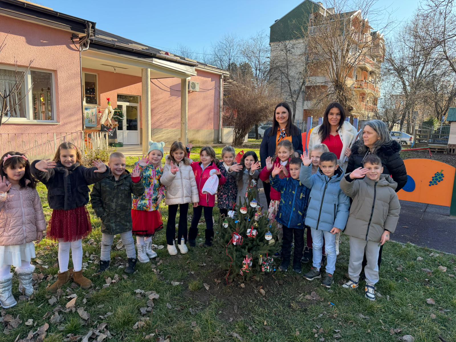 Mališani posadili prirodne jelke u vrtiću / foto: RINA