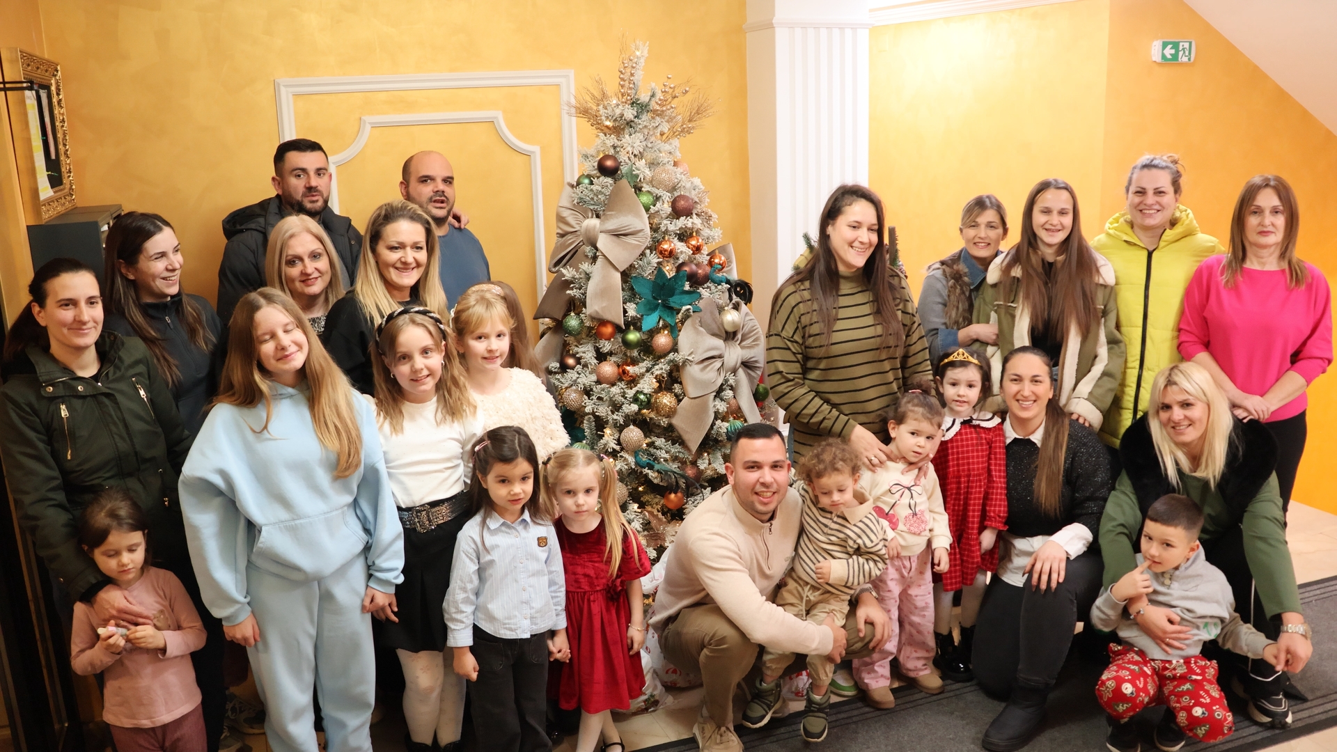Ovo je najlepše okićena zgrada u Čačku: Uz slogu i trud komšija prelepo zasijala višespratnica u kojoj živi preko 40 mališana - deca oduševljena (FOTO)
