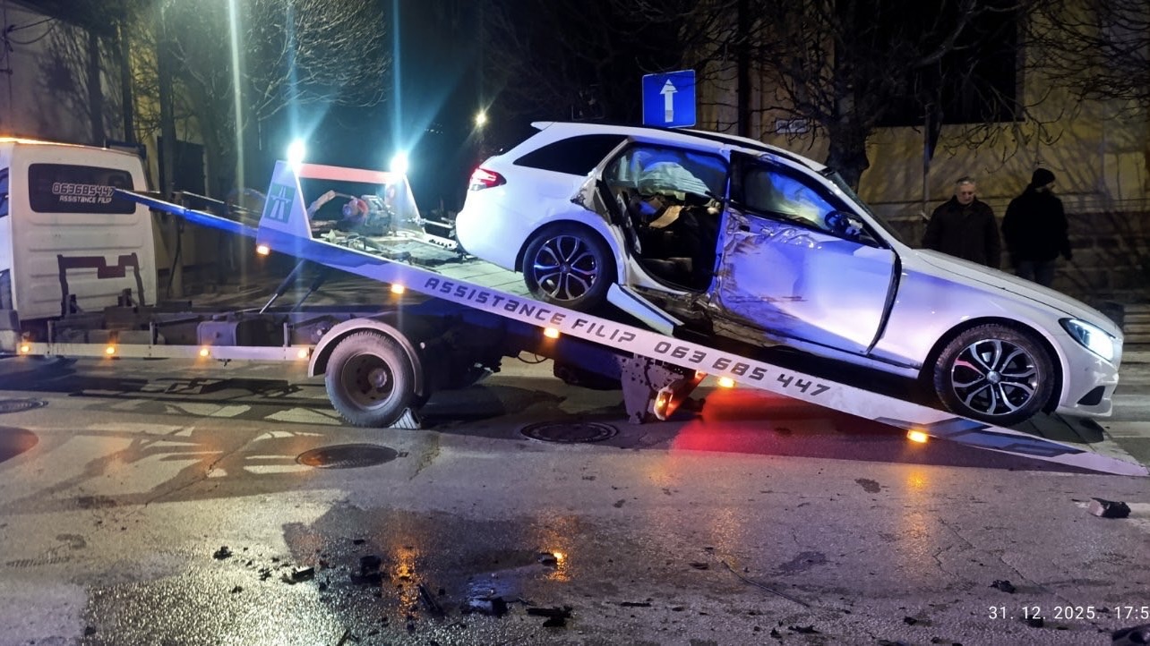 Vozilo sa bočne strane zgužvano: Žestok sudar u strogom centru Čačka uoči dočeka Nove godine, jedna osoba povredjena (FOTO)