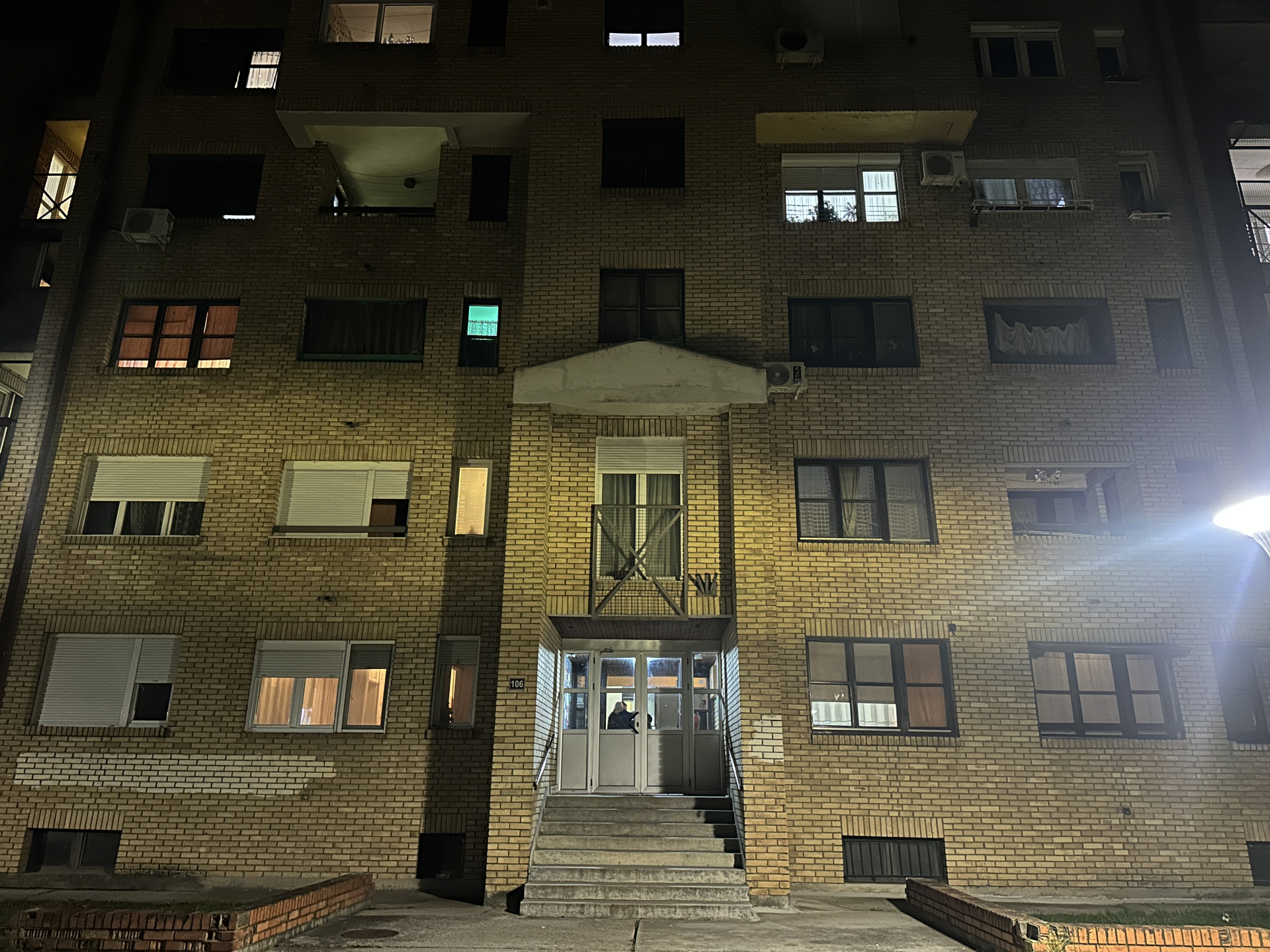 Drama u Čačku, muškarac izboden u zgradi - krvi ima svuda u ulazu: Težak incident u naselju Avenija, povređen strani državljanin (FOTO)