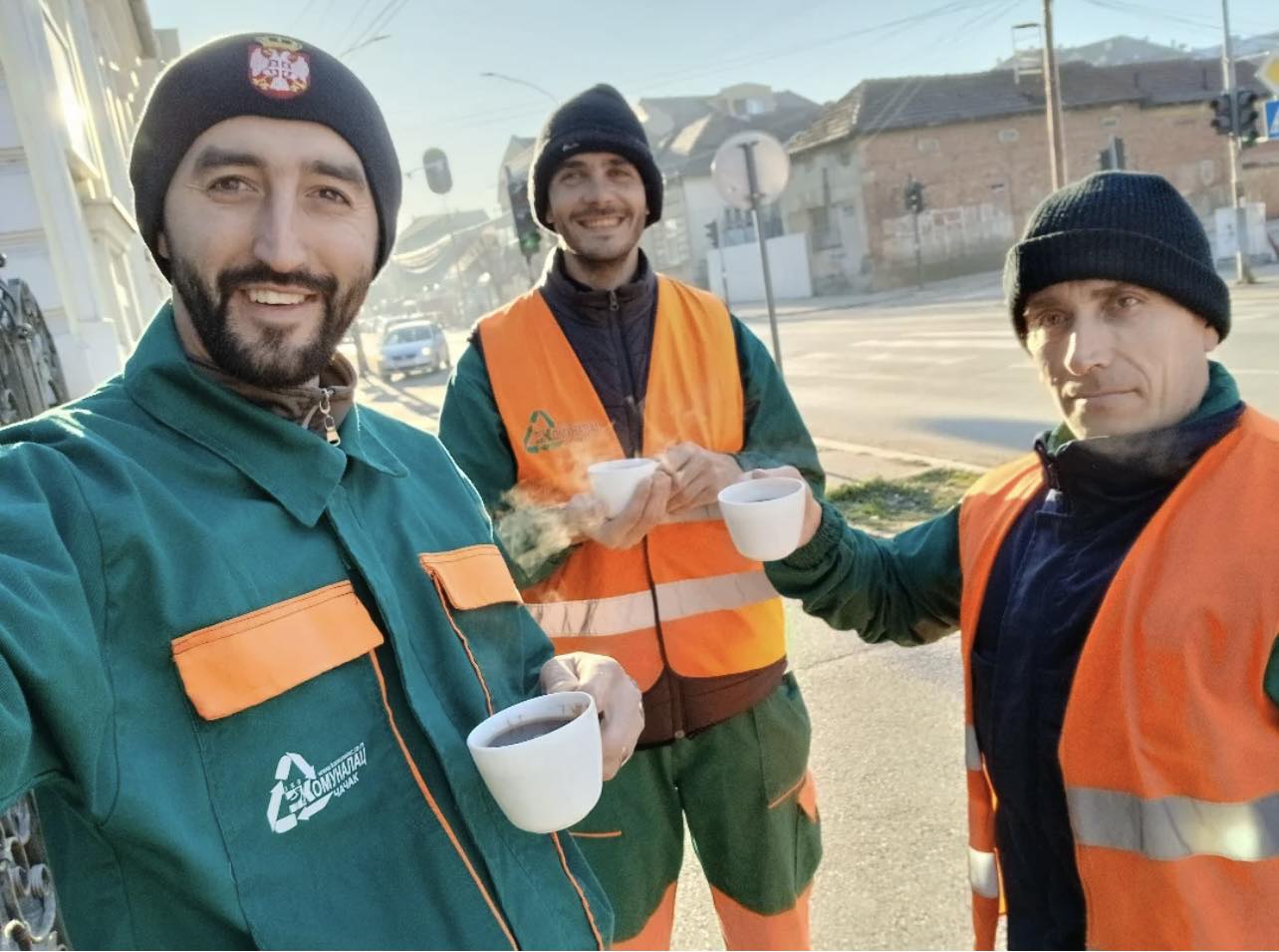 Prva kafa u ovoj godini popijena "s nogu": Nema pauze za vredne komunalne radnike u Čačku, od rane zore su na svojim radnim mestima (FOTO)