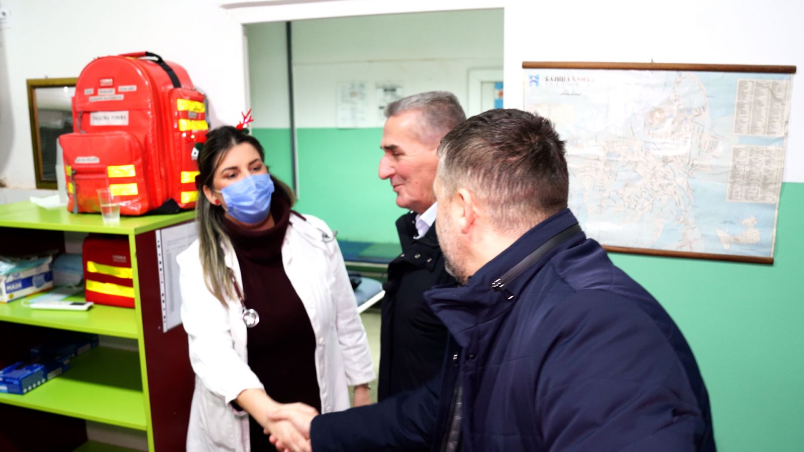 Lepe želje i pokloni za dežurne službe u Bajinoj Bašti: Gradsko rukovodstvo obišlo policajce, Dom zdravlja, vatrogasce i zaposlene u drugim javnim službama (FOTO)