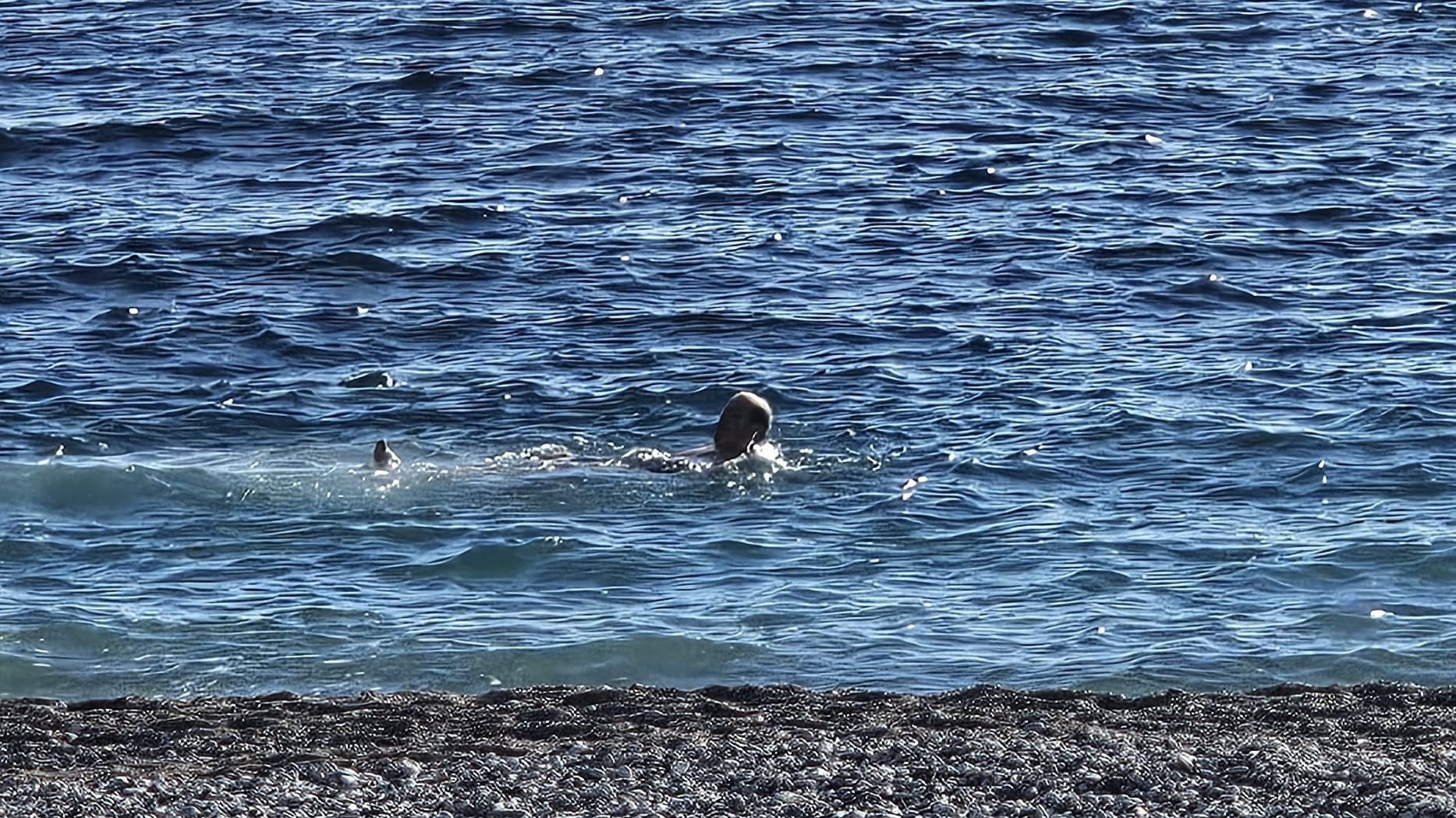 Nisam verovao šta vidim: Otvorena sezona kupanja na Crnogorskom primorju već 1. januara, brčkanje u ledenoj vodi kao da je jul (FOTO)