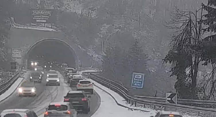 Srbi masovno krenuli sa Zlatibora i napravili hoas u saobraćaju: Kilometarska kolona od centra planine do ulaza u Užice - bukvalno sve stoji (FOTO)