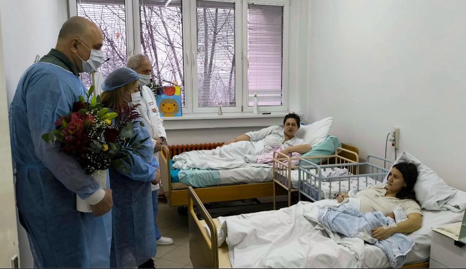 Vasilije i Đurđina su prve bebe rođene ove godine u Gornjem Milanovcu: Od opštine stigli vredni pokloni