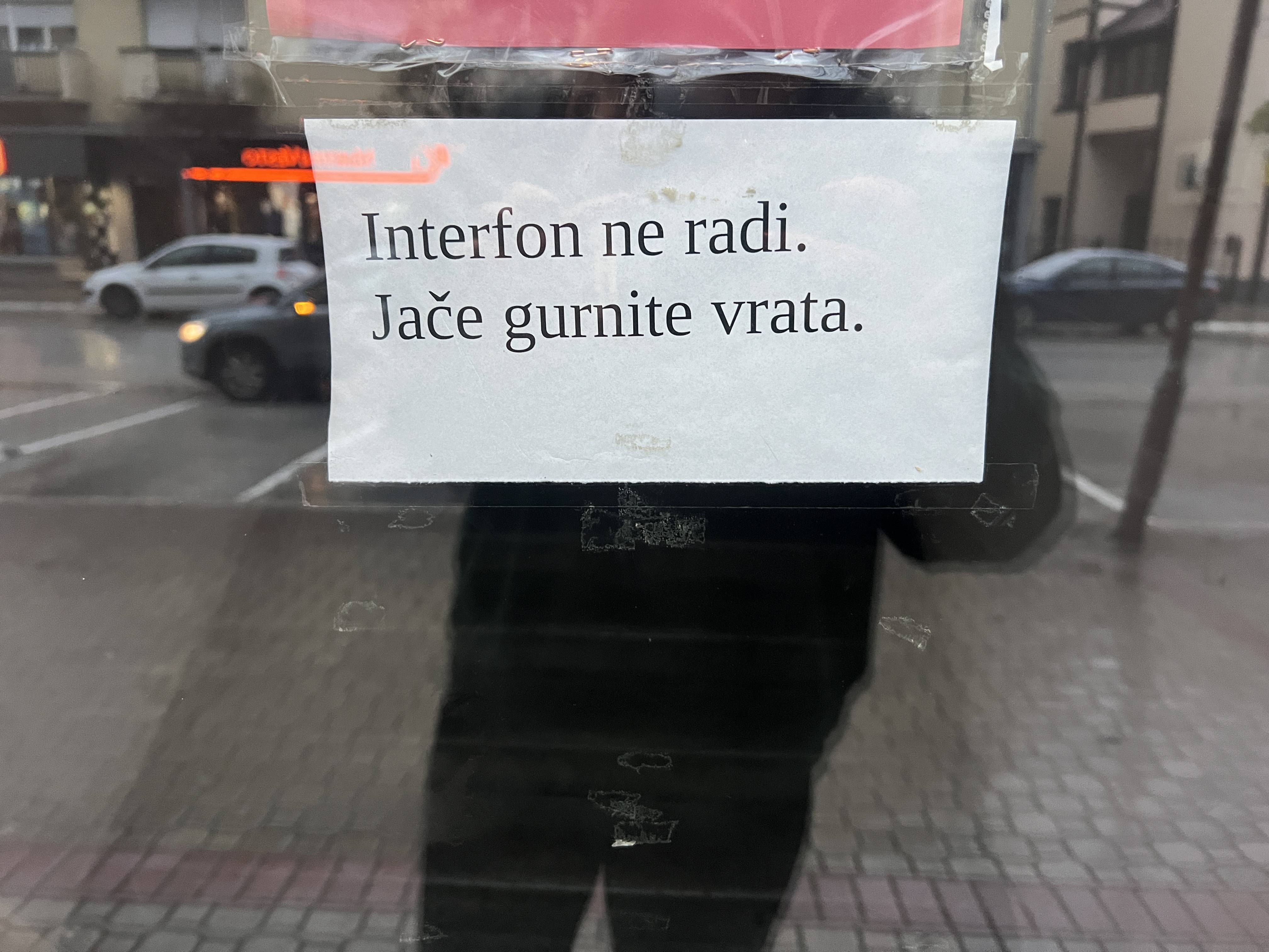 Interfon ne radi, sandučići razvaljeni, ulaz se ne čisti a plaćaju održavanje svaki mesec: Stanari zgrade u centru Čačka u velikom problemu, uslugu ne dobijaju a upravnik ako ne plate - šalje izvršitelja (FOTO)
