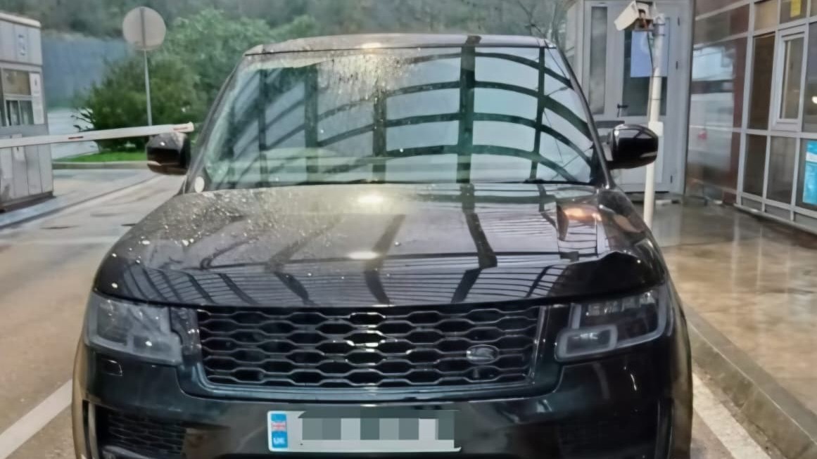 "Pao" na granici izmedju Crne Gore i Hrvatske u skupocenom džipu: Britanancu oduzet Land Rover, utvdjene odredjene nepravilnosti