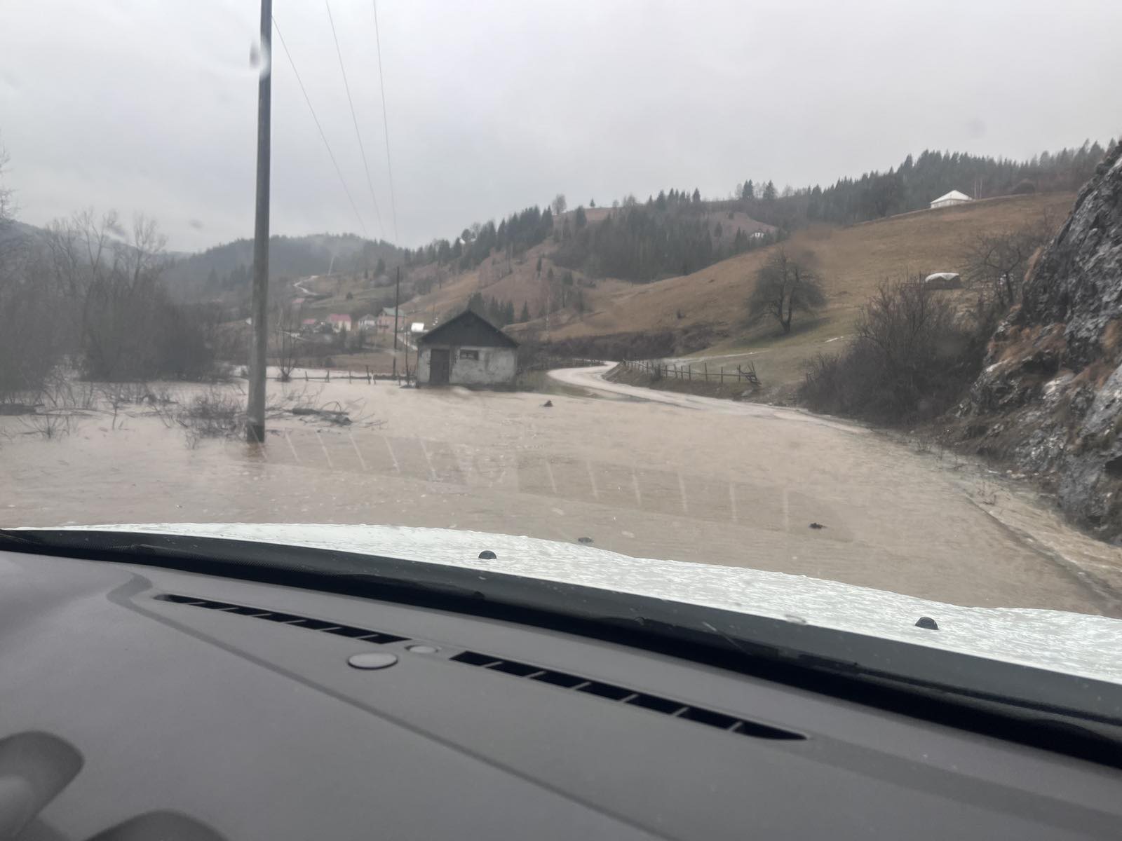 Haos u Crnoj Gori - poplavljeni putevi, automobili a ugroženi i domovi: Kritična situacija u Bijelom Polju, Nikšiću, Danilovgradu, na putu ka Beranama i odron (FOTO)