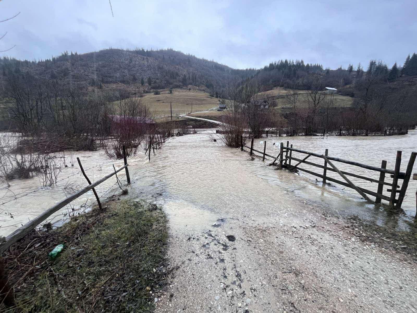 Nevreme izazvalo kolaps u saobraćaju: U Crnoj Gori zbog poplava i odrona potpuno blokirano nekoliko putnih pravaca, građani strahuju od novih padavina