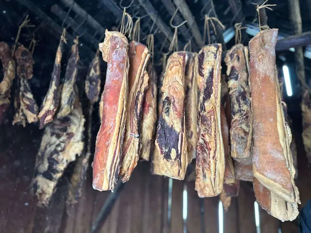 Mirko sa Kablara ima "štek" na kom bi mu pozavideli mnogi: Sa sinovima čuva tradiciju i suši meso na tradicionalan način - ništa ne miriše kao domaća pršuta (FOTO)