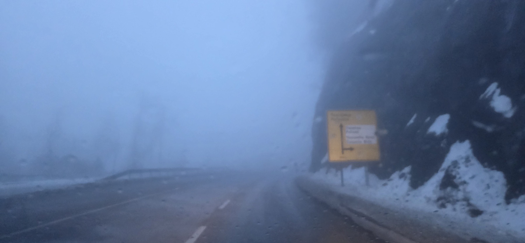 Hitan apel za vozače - ne krećite na put ovom deonicom ako ne morate: Ledena kiša pada preko Zlatibora, a zbog guste magle vidljivost je jako mala (FOTO)