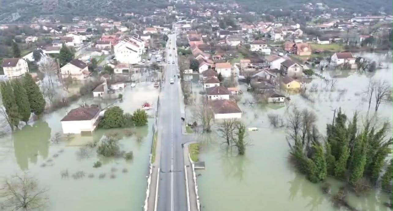 Reka Zeta se izlila u Danilovgradu / foto: RINA, Ilija Vukadinović
