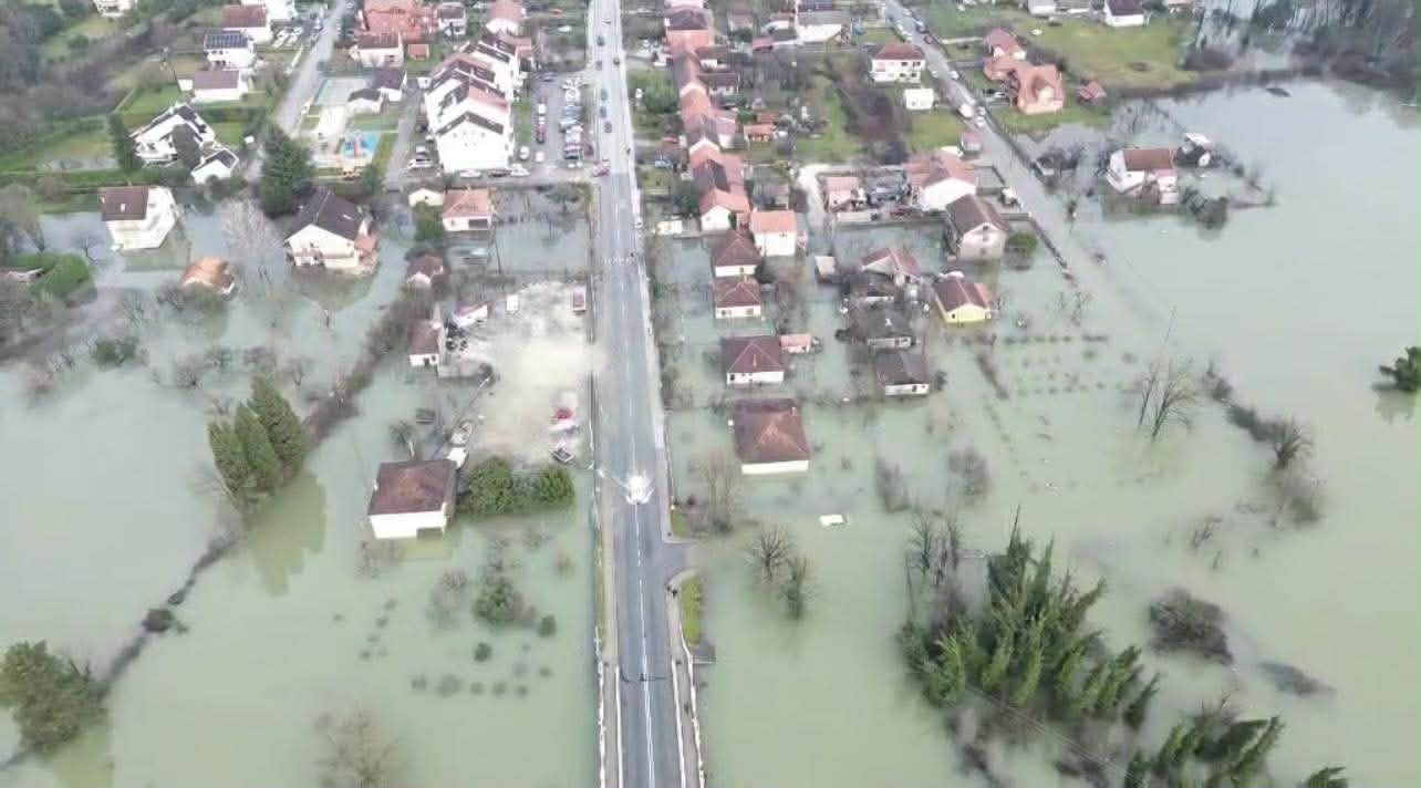 Dramatične slike iz Crne Gore: Najkritičnije u Danilovgradu - reka Zeta poplavila kuće i puteve, stotine meštana Božić dočekalo i provelo u mraku bez struje (FOTO)