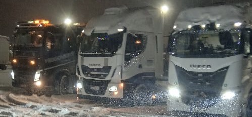 Mećava ih nije sprečila da stignu i podele radost: Vozači kamiona imali sjajnu akciju, "Konvoj sa srcem" obišao Srbiju i prešao preko 3.000 kilometara - deci svojih nastradalih i bolesnih kolega dali paketiće (FOTO)