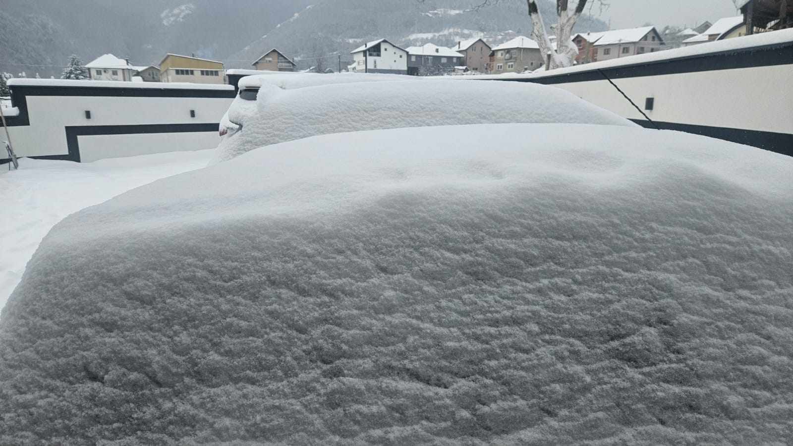 Ni slučajno odmah povlačiti zaleđenu bravu na kolima i sipati vodu na stakla: Vozači na velikim mukama usled ledenog talasa, ovo su saveti majstora Željka kako da spasite svoje vozilo (FOTO)