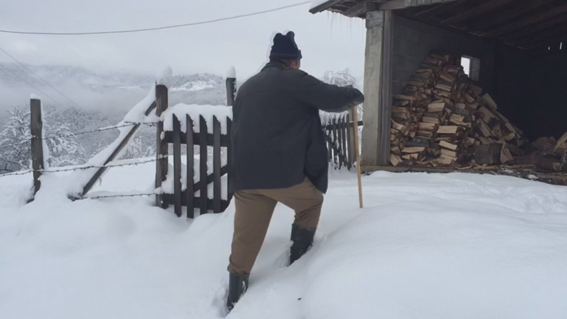 Zavejani i neprohodni putevi, meštani odsečeni od sveta: Sneg i led napravili haos u Sjenici, uvedena vanredna situacija (FOTO)