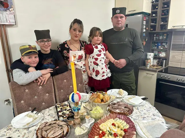Simeon, Stefan i Sofija desna ruka svojim roditeljima u spremanju prve krsne slave u ovoj godini: Ovako se Stefandan proslavlja u selu Mršinci kraj Čačka (FOTO)