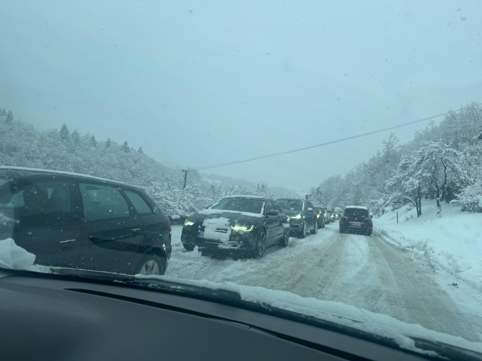 Vozači se zaglavili u snegu, dolazili drugi da ih šlepaju: Jaka mećava napravila probleme u saobraćaju kod Nove Varoši (FOTO)