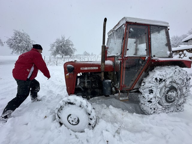 Na delu teritorije opštine Lučani proglašena vanredna situacija: Jak vetar napravio haos na trafo stanici, ekipe bez prestanku rade kako bi sanirali kvar