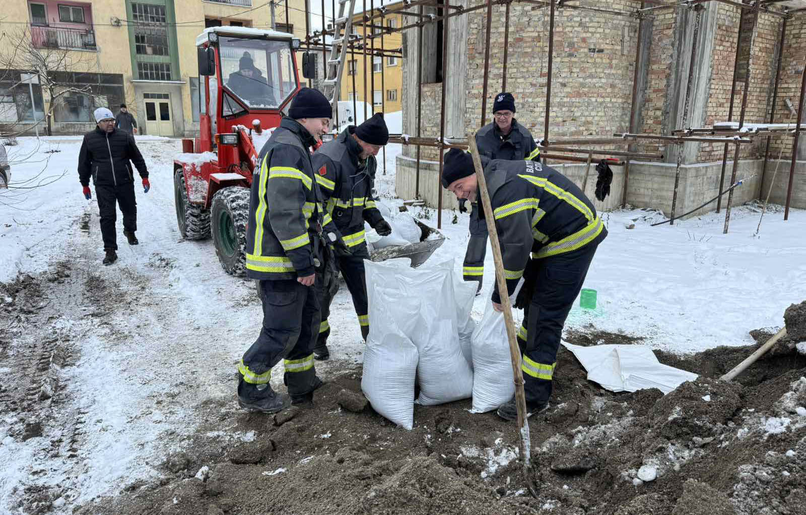 Oni su danima na terenu i pomažu građanima: Pripadnici policije i Sektora za vanredne situacije tihi heroji u teškoj situaciji (FOTO) 