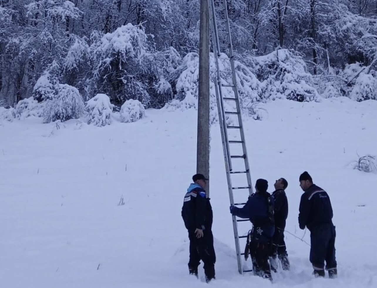 Ovo su heroji koji spasavaju Srbiju: Monteri po mećavi rizikuju svoje živote da bi pomogli ljudima, Ivanjica dobila struju (FOTO)