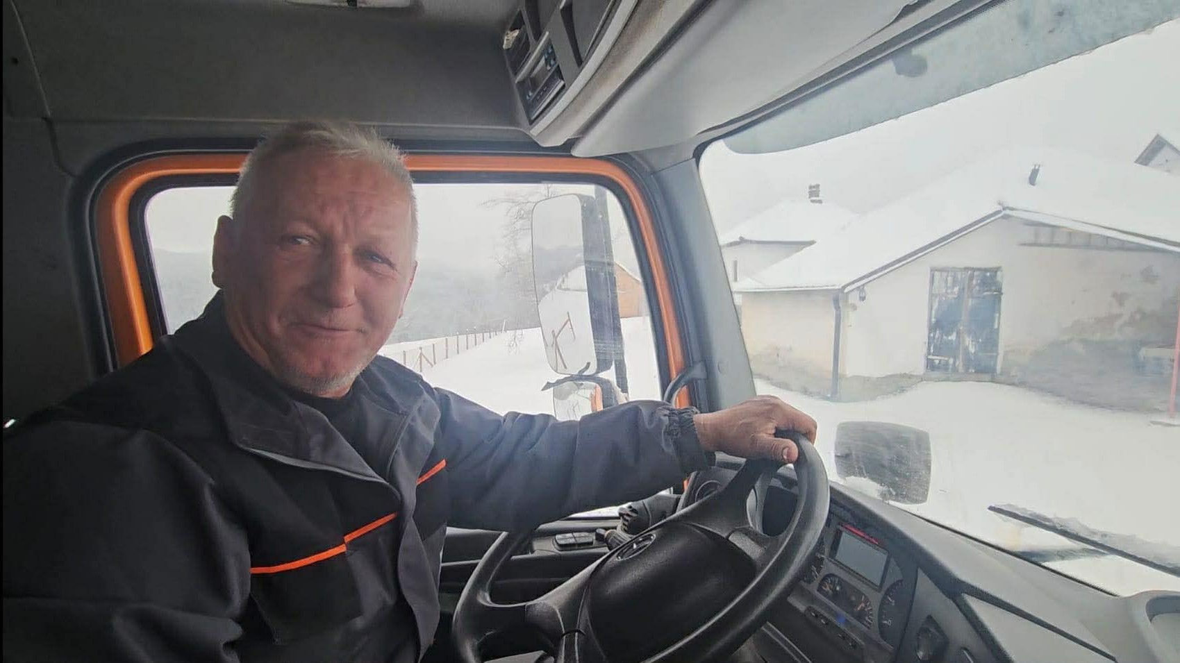 Starac slomio nogu u udaljenom selu, on odmah upalio skip i po mećavi otišao po njega: Željko je heroj Suvobora - radi od jutra do mraka kako bi očistio puteve i pomogao meštanima (FOTO)