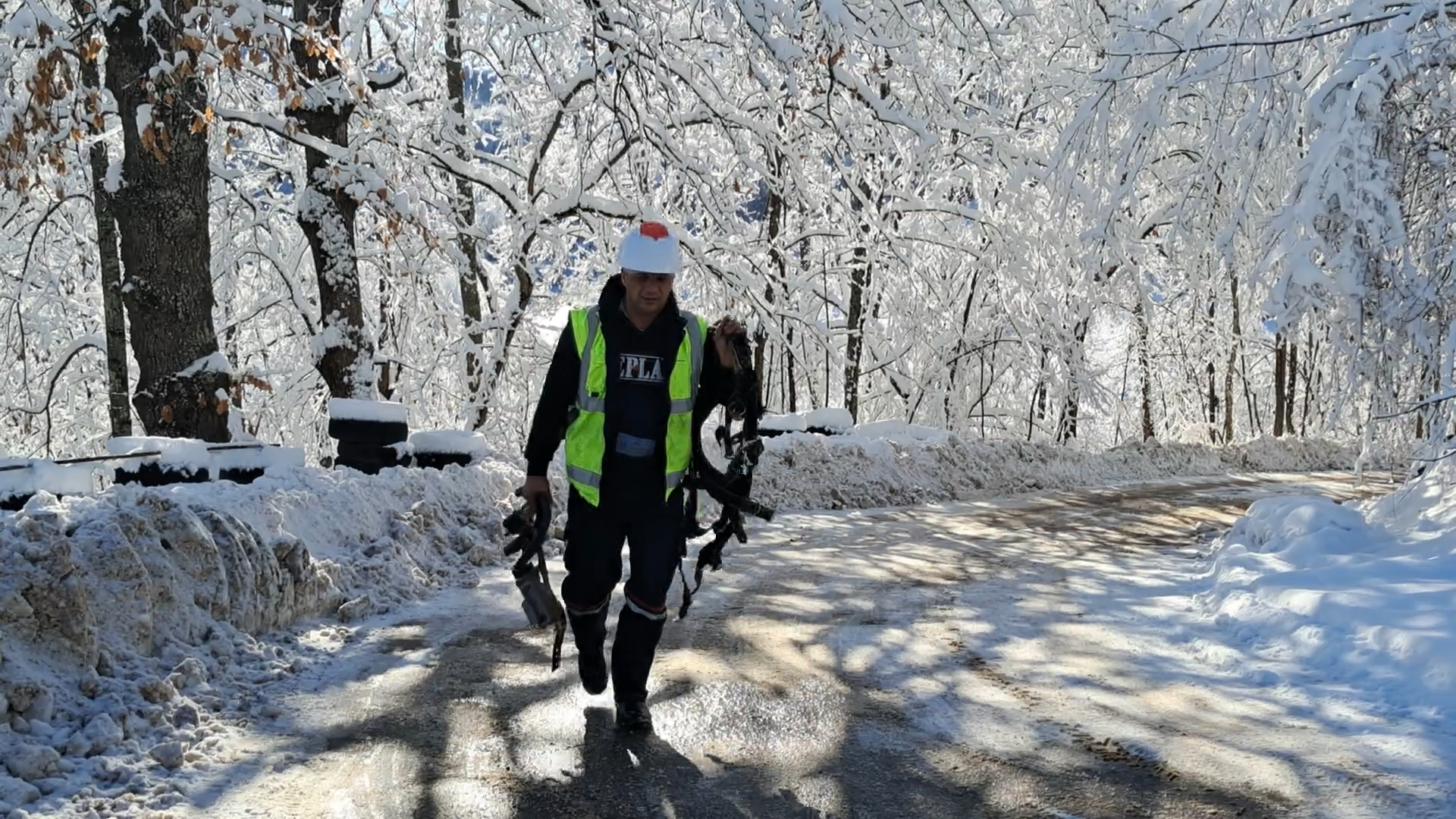 Dok mi sedimo u toplim sobama elektro-monteri su na terenu / foto: RINA