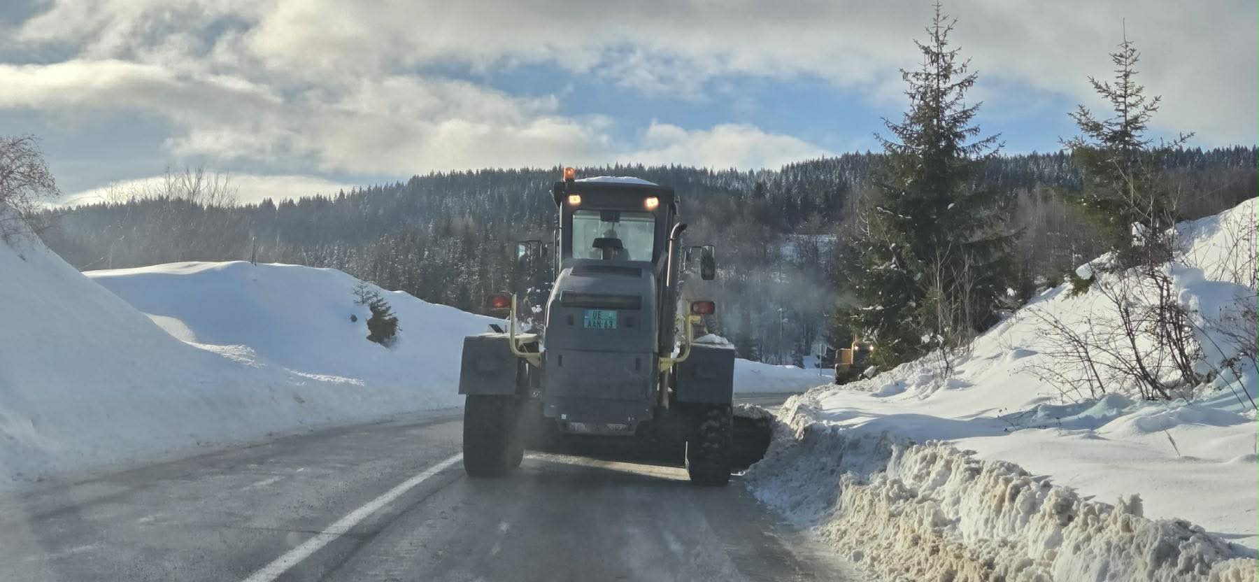 Nema odmora za vredne putare: Uklanjaju se ogromne količine snega kako bi saobraćajnice opet bile u punoj širini (FOTO)