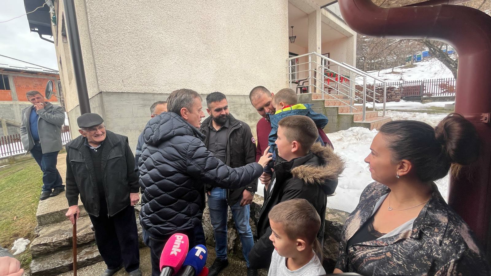 Gde čeljad nisu besna, ni kuća nije tesna - 13 članova Milića pod jednim krovom u dragačevskom selu: Vredno rade i bore se, danas im u goste stigao i ministar Glišić (FOTO)
