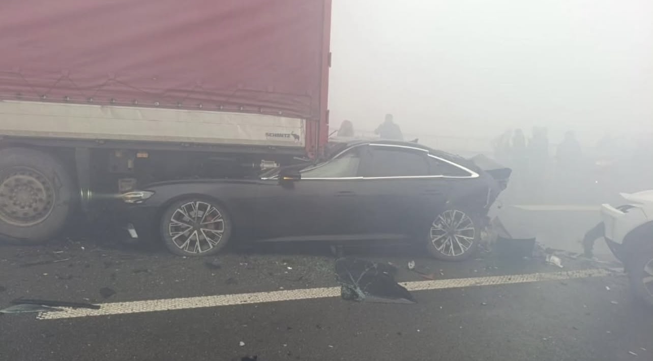 Vozila smrskana i razbacana po autoputu: Težak lančani sudar na deonici Lučani - Požega, saobraćaj u prekidu (FOTO)