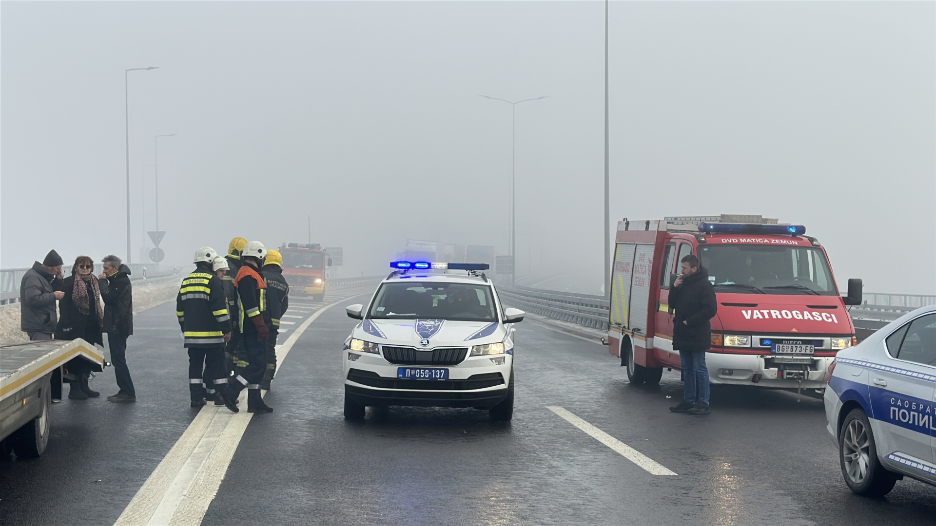 Muškarac teško, tri osobe lakše povređene: Ekipe Hitne pomoći i dalje stižu na auto-put, ovo su nove slike sa lica mesta (FOTO)