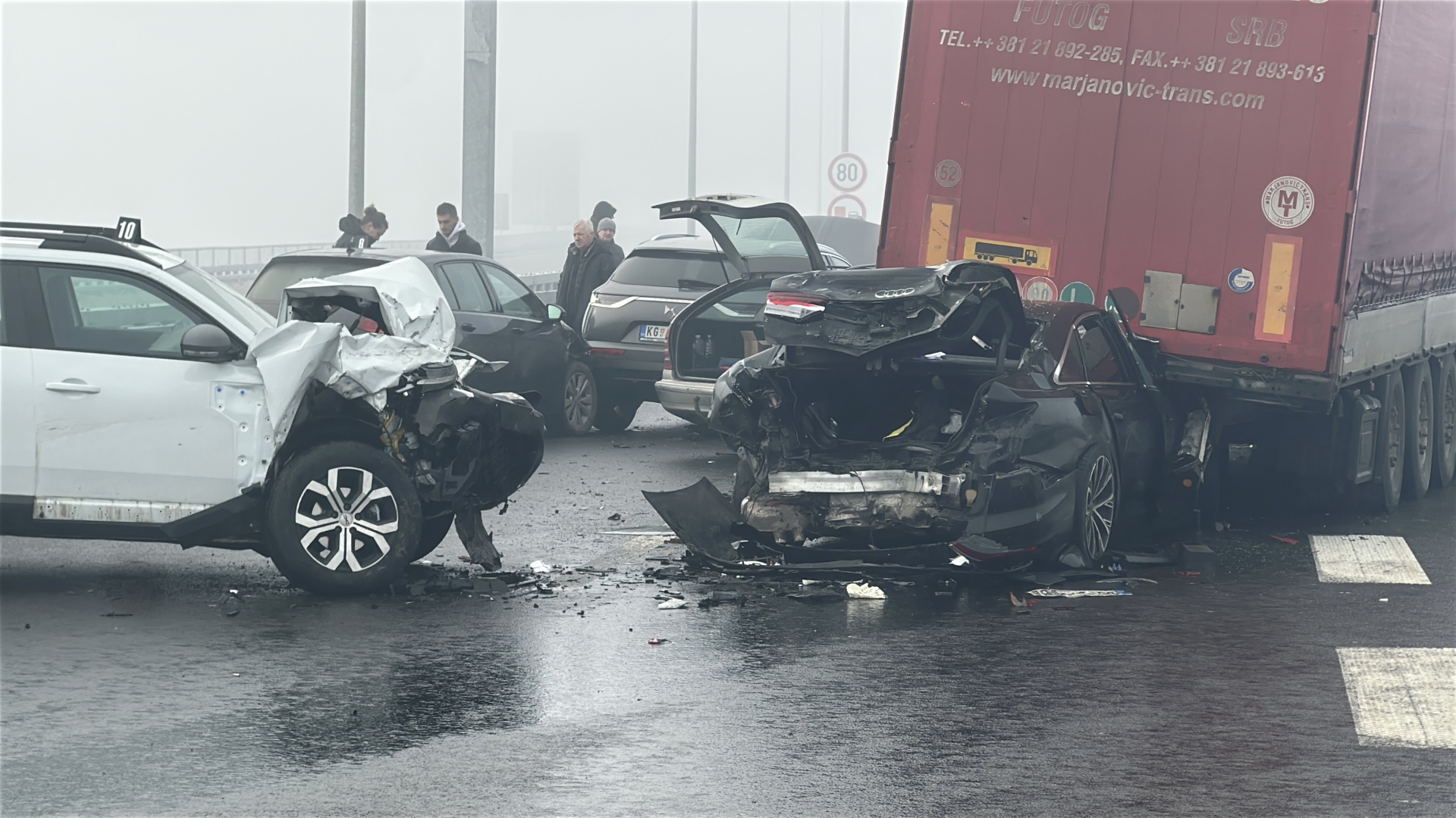 Preminuo muškarac povređen u udesu na auto-putu: Sudar devet vozila i kamiona odneo jednu žrtvu, tri osobe povređene